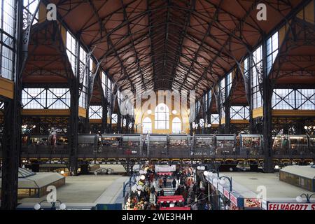 Ungarn - Budapest 30 November 2023 Zentralmarkt pulsierende Szene mit Ständen und Architektur. Authentisches ungarisches Erlebnis. Stockfoto