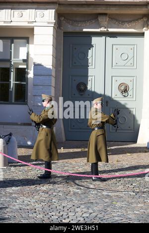 Ungarn – Budapest 30 November 2023 Budapest, Ungarn – uniformierte Wachen in der Stadt Stockfoto