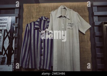 Ungarn – Budapest 30. November 2023 Ausstellung jüdischer Gefangenenbekleidung aus der Holocaust-Ära. Budapester Nationalmuseum Holocaust Memorial Center. Stockfoto