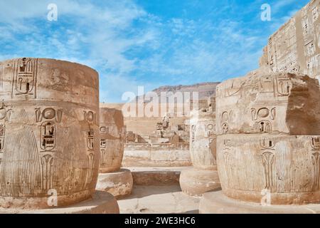 Luxor, Ägypten - 26. Dezember 2023: Totentempel von Ramesses III. Im Medinat Habu-Komplex Stockfoto