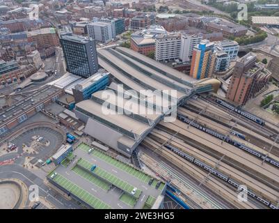 Luftbild des Dachs, der Bahnsteige, Gleise, Linien und Züge am Bahnhof Leeds, mit City House im Stadtzentrum von Leeds, Yorkshire, Großbritannien Stockfoto