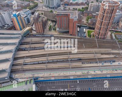 Luftbild der Bahnsteige, Gleise, Linien und Züge am Bahnhof Leeds mit Candle House und Granary Wharf im Stadtzentrum von Leeds, Yorkshire, Großbritannien Stockfoto