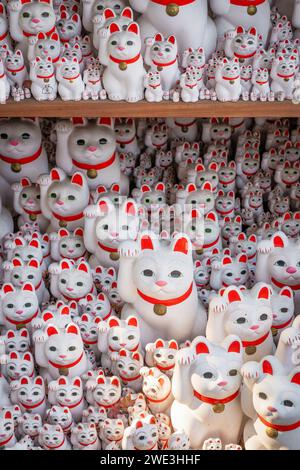 Maneki-neko-Statuen der „verlockenden Katze“ im Gotokuji-Tempel in Tokio, Japan. Stockfoto