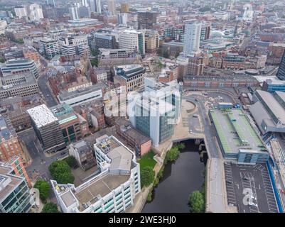 Luftbild über dem Fluss Aire mit Park Plaza, Whitehall Quay, City Square, Majestic Queens Hotel und breiterem Stadtzentrum, Yorkshire, Großbritannien Stockfoto