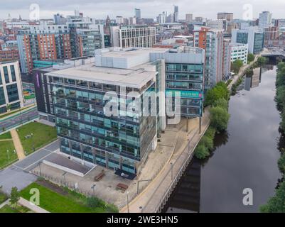 Luftbild von 1 Whitehall Riverside über dem Fluss Aire im Stadtzentrum von Leeds, Yorkshire, Großbritannien Stockfoto