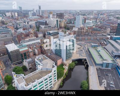 Luftbild des Stadtzentrums von Leeds, Yorkshire, Großbritannien, erobert den Fluss Aire einschließlich City Square, The Majestic, Queens Hotel, Whitehall Quay Stockfoto