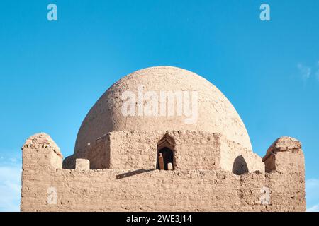 Luxor, Ägypten - 26. Dezember 2023: Islamische Architektur im Tempelkomplex Karnak mit Kuppelstruktur Stockfoto