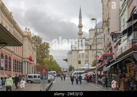 Istanbul, Türkei - 18. Oktober 2023: Yeni-Moschee in der Hamidiye Street Fatih am Herbsttag in der Altstadt. Stockfoto