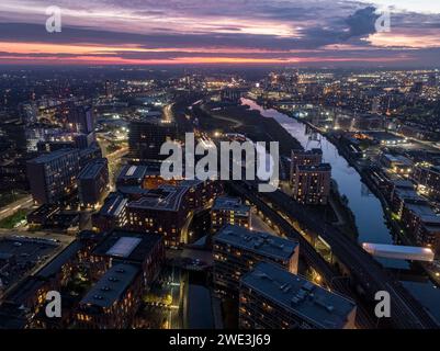 Luftaufnahme der Dämmerung von der Regent Road, Manchester, UK in Richtung Salford, einschließlich Bridgewater Canal, River Irwell mit MediaCityUK in der Ferne Stockfoto