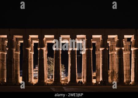 Luxor, Ägypten - 26. Dezember 2023: Die Säulenhalle des Tempels von Luxor wird nachts beleuchtet Stockfoto