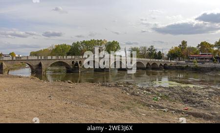 Edirne, Türkei - 17. Oktober 2023: Tunca-Brücke über den Fluss Tundza in Edirne Türkei Stockfoto