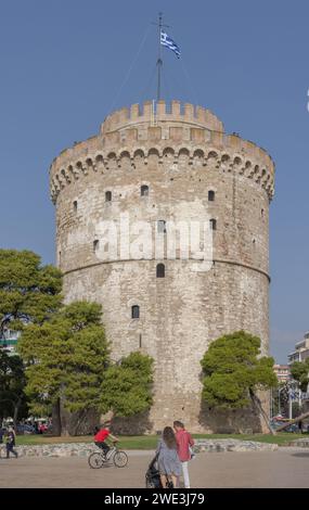 Thessaloniki, Griechenland - 22. Oktober 2023: Weißer Turm von Thessaloniki historisches Wahrzeichen am sonnigen Herbsttag. Stockfoto