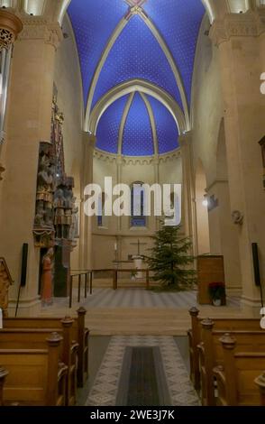 NEUCHATEL, SCHWEIZ - 2. JANUAR 2024: Stiftskirche, die zwischen 1185 und 1276 erbaut wurde und romanische und gotische Stile miteinander vermischte Stockfoto