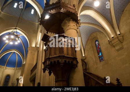 NEUCHATEL, SCHWEIZ - 2. JANUAR 2024: Das Innenleben der Stiftskirche, die hölzerne Kanzel Stockfoto