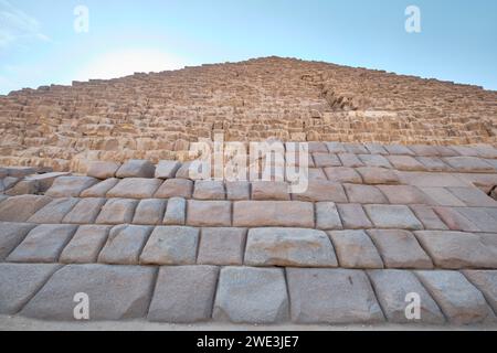 Gizeh, Ägypten – 24. Dezember 2023: Die Pyramide von Menkaure, die kleinste der drei Pyramiden des Gizeh-Plateaus in Kairo Stockfoto