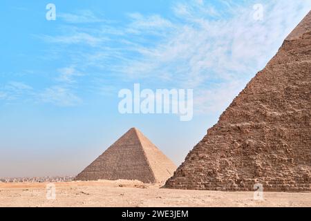 Gizeh, Ägypten - 24. Dezember 2023: Pyramide von Khafre (auch als Khafra, Khefren gelesen) und die große Pyramide Khufu (Cheops) auf Gizeh-Plateau, Kairo Stockfoto