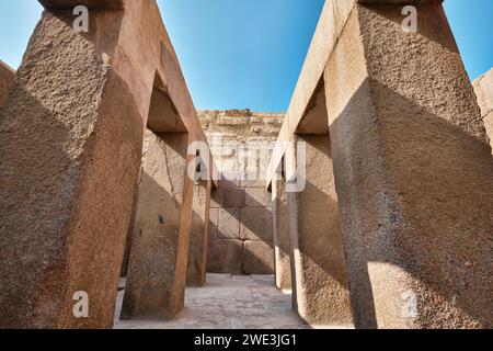 Massive Säulen im Taltempel von Khafre, auch bekannt als Granittempel. Khafres Leichentempel an der Großen Sphinx von Gizeh Stockfoto