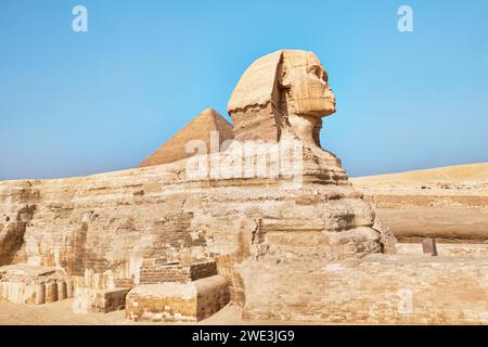 Gizeh, Ägypten - 24. Dezember 2023: Die berühmte Sphinx-Schnitzerei neben den Großen Pyramiden Stockfoto