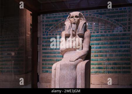 Kairo, Ägypten - 2. Januar 2024: Ägyptische Zivilisation, altes Königreich, Dynastie III Statue des Pharao Gioser (Djoser) aus Sakkara Stockfoto