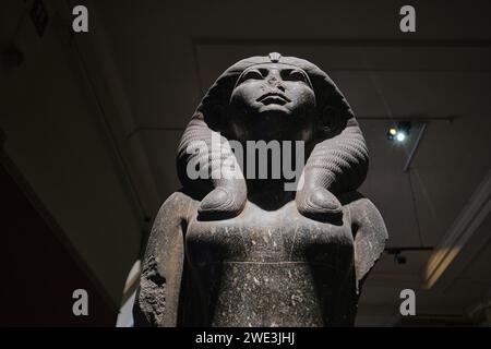 Kairo, Ägypten - 2. Januar 2024: Statue aus schwarzem Granit der Königin Nofret im Ägyptischen Museum Stockfoto