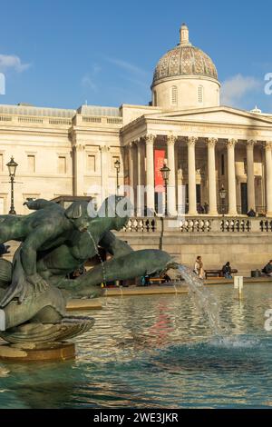 Trafalgar Square Brunnen in London mit der National Gallery im Hintergrund. Westminster, London, Großbritannien Stockfoto