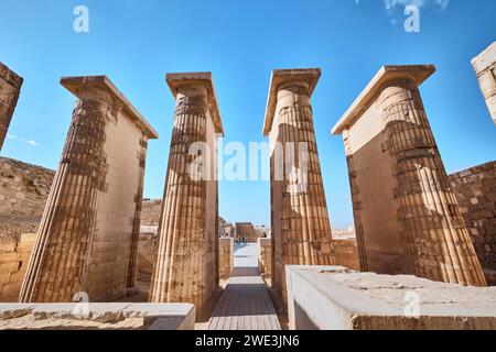 Sakkara, Ägypten - 2. Januar 2024: Eingangstor zur Sakkara-Nekropole, archäologische und historische Stätte. Erbaut vom Architekten Imhotep Stockfoto