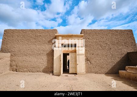 Sakkara, Ägypten - 2. Januar 2024: Altes ägyptisches Mastaba-Grab in Sakkara Nekropolis Stockfoto