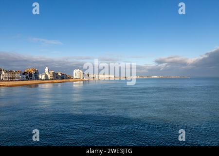 Ein Blick vom Eastbourne Pier an einem sonnigen Wintertag Stockfoto