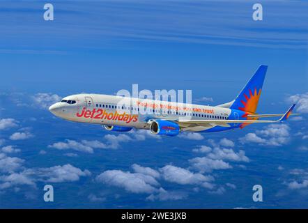 Jet2 Holidays Boeing 737 MAX 800 Flugzeug im aufsteigenden Flug. Stockfoto