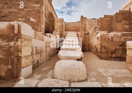 Sakkara, Ägypten - 2. Januar 2024: Stufen in der Grabstätte in der Nähe der Djoser Pyramide (allgemein bekannt als die Stufenpyramide) Stockfoto