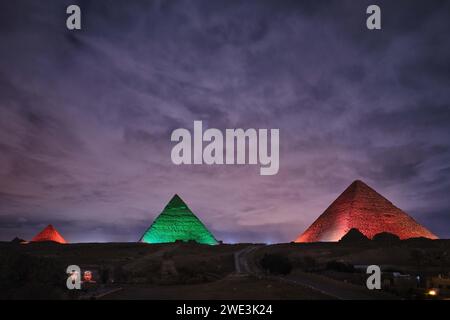 Gizeh, Ägypten - 24. Dezember 2023: Farbenfrohe Lichtershows auf antiken Pyramiden von Gizeh Stockfoto