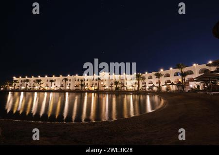 Hurghada, Ägypten - 03. Januar 2024: Strand am Roten Meer vor einem Bel Air Azur Resort Hotel bei Nacht Stockfoto