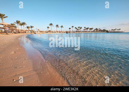 Hurghada, Ägypten - 3. Januar 2024: Strand am Roten Meer vor einem Bel Air Azur Resort Hotel Stockfoto