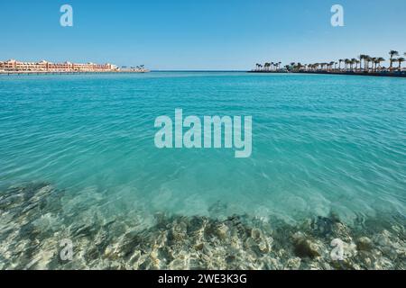 Hurghada, Ägypten - 03. Januar 2024: Kristallklares Wasser des Roten Meeres vor einem Bel Air Azur Resort Hotel Stockfoto