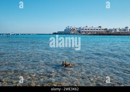 Hurghada, Ägypten - 03. Januar 2024: Kristallklares Wasser des Roten Meeres vor einem Bel Air Azur Resort Hotel Stockfoto