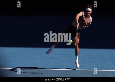 Melbourne, Australien. Januar 2024. Tayor Fritz (USA) in Aktion während ihres Viertelfinalspiels gegen Novak Djokovic (SRB) während der Australian Open, International Tennis Match in Melbourne, Australien, 23. Januar 2024 Credit: Independent Photo Agency/Alamy Live News Stockfoto