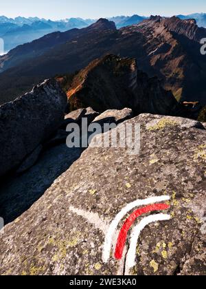 Felsblöcke mit Bergwanderweg-Markierung auf dem Trogenhorn (1973m.ü.M.) in der Gemeinde Habkern am 10.11.11. Das Trogenhorn gehört zur Hohgant-Kette. Stockfoto