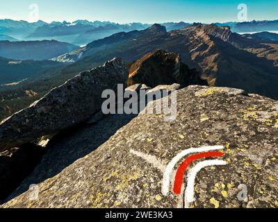 Felsblöcke mit Bergwanderweg-Markierung auf dem Trogenhorn (1973m.ü.M.) in der Gemeinde Habkern am 10.11.11. Die Felsblöcke sind von der gelben Landka Stockfoto