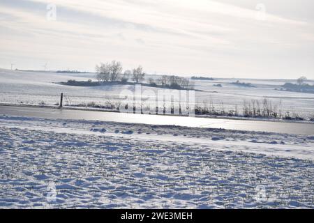 Landstraße im Winterschnee Stockfoto