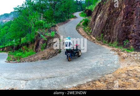 Die Passstraße führt in das Dorf unter dem hohen Berg im Hochland von da Lat, wo das Klima in Vietnam das ganze Jahr über kühl ist. Stockfoto