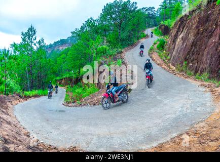 Die Passstraße führt in das Dorf unter dem hohen Berg im Hochland von da Lat, wo das Klima in Vietnam das ganze Jahr über kühl ist. Stockfoto