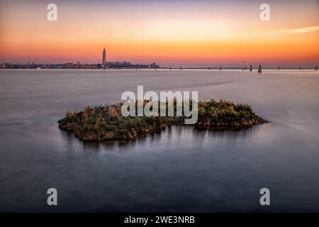 Die Skyline der Insel Burano von einem Boot aus gesehen in der Lagune von Venedig, Italien Stockfoto