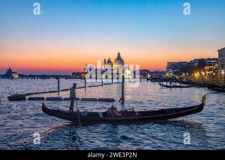 Die Gondel legt in der Abenddämmerung vor dem Markusplatz Venedig Italien an Stockfoto