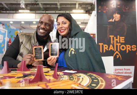 Anthony Mathurin (links) und Ash Bibi aus der Verräterserie 2 erscheinen auf der 70. Toy Fair in Olympia London, um das Verräterspiel von Goliath Games zu fördern. Bilddatum: Dienstag, 23. Januar 2024. Stockfoto