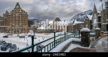 Banff, Alberta, Kanada - 20. Januar 2023: Außenpanorama des historischen Fairmount Banff Springs Hotels im Winter Stockfoto