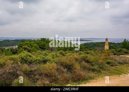 Ein österreichisch-ungarischer Militärturm im Kamenjak-Nationalpark auf der Halbinsel Premantura in Medulin, Istrien, Kroatien. Dezember Stockfoto