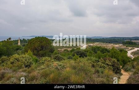 Kamenjak Nationalpark auf der Halbinsel Premantura von Medulin, Istrien, Kroatien. Auf der linken Seite befindet sich ein österreichisch-ungarischer Militärturm. Dezember Stockfoto