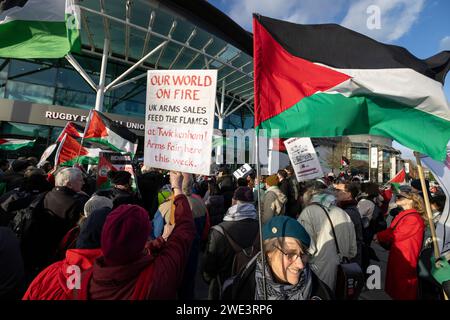 Palästinensische Demonstranten PALÄSTINENSISCHE AKTION nehmen an einer Demonstration gegen militärische Waffen im Twickenham Rugby Stadium im Südwesten Londons Teil. Stockfoto