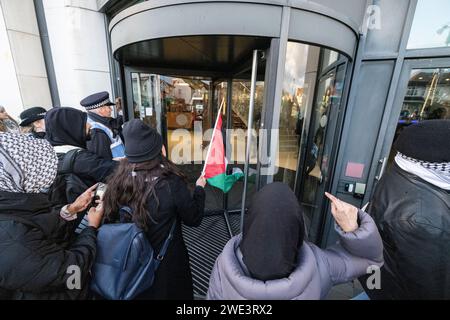 Palästinensische Demonstranten PALÄSTINENSISCHE AKTION nehmen an einer Demonstration gegen militärische Waffen im Twickenham Rugby Stadium im Südwesten Londons Teil. Stockfoto