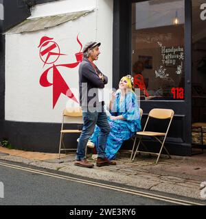 Ein Mann und eine Frau unterhalten sich in einer Devon Street, großbritannien Stockfoto